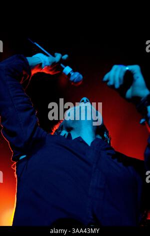 15 décembre 2005 ; Londres, Angleterre ; CHRIS MARTIN de Coldplay se produit à Londons Earl's court lors du deuxième de trois concerts du groupe en soutien à Coldplays Twisted Logic Tour. Crédit obligatoire : photo de Joseph C. Toth/ZUMA Press. (©) Copyright 2005 par Joseph C. Toth Banque D'Images