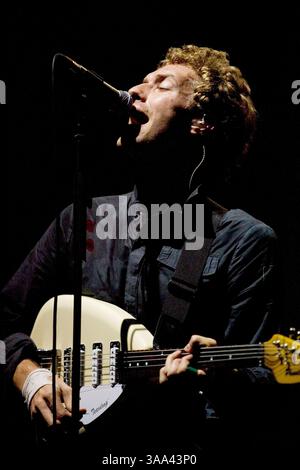 15 décembre 2005 ; Londres, Angleterre ; CHRIS MARTIN de Coldplay se produit à Londons Earl's court lors du deuxième de trois concerts du groupe en soutien à Coldplays Twisted Logic Tour. Crédit obligatoire : photo de Joseph C. Toth/ZUMA Press. (©) Copyright 2005 par Joseph C. Toth Banque D'Images