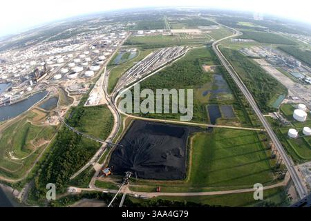 24 septembre 2005 ; Houston, TX, États-Unis ; vue aérienne des raffineries de pétrole de Houston lors des derniers vestiges de l'ouragan Rita, le 24 septembre 2005. Crédit obligatoire : photo de Ana Elisa Fuentes/ZUMA Press. (©) Copyright 2005 par Ana Elisa Fuentes Banque D'Images