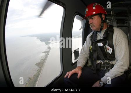 24 septembre 2005 ; Houston, TX, États-Unis ; NORMAN WEIR, du Texas Urban Search and Rescue, étudie l'inondation a touché le terrain lors d'un arrêt de carburant pendant les derniers vestiges de l'ouragan Rita, le 24 septembre 2005. Crédit obligatoire : photo de Ana Elisa Fuentes/ZUMA Press. (©) Copyright 2005 par Ana Elisa Fuentes Banque D'Images
