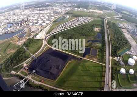 24 septembre 2005 ; Houston, TX, États-Unis ; vue aérienne des raffineries de pétrole de Houston lors des derniers vestiges de l'ouragan Rita, le 24 septembre 2005. Crédit obligatoire : photo de Ana Elisa Fuentes/ZUMA Press. (©) Copyright 2005 par Ana Elisa Fuentes Banque D'Images