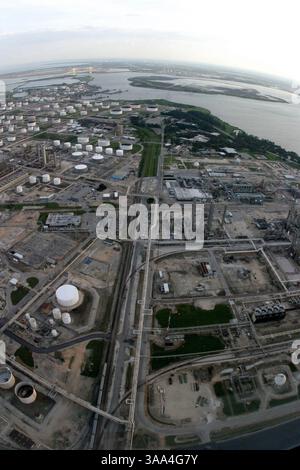 24 septembre 2005 ; Houston, TX, États-Unis ; vue aérienne des raffineries de pétrole de Houston lors des derniers vestiges de l'ouragan Rita, le 24 septembre 2005. Crédit obligatoire : photo de Ana Elisa Fuentes/ZUMA Press. (©) Copyright 2005 par Ana Elisa Fuentes Banque D'Images