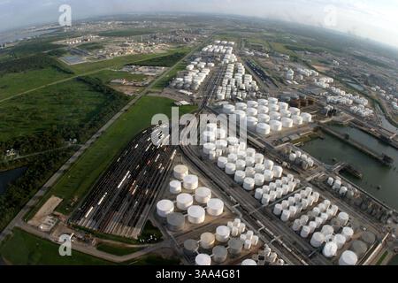 24 septembre 2005 ; Houston, TX, États-Unis ; vue aérienne des raffineries de pétrole de Houston lors des derniers vestiges de l'ouragan Rita, le 24 septembre 2005. Crédit obligatoire : photo de Ana Elisa Fuentes/ZUMA Press. (©) Copyright 2005 par Ana Elisa Fuentes Banque D'Images