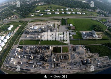 24 septembre 2005 ; Houston, TX, États-Unis ; vue aérienne des raffineries de pétrole de Houston lors des derniers vestiges de l'ouragan Rita, le 24 septembre 2005. Crédit obligatoire : photo de Ana Elisa Fuentes/ZUMA Press. (©) Copyright 2005 par Ana Elisa Fuentes Banque D'Images