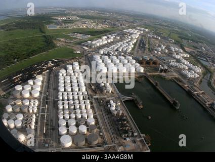 24 septembre 2005 ; Houston, TX, États-Unis ; vue aérienne des raffineries de pétrole de Houston lors des derniers vestiges de l'ouragan Rita, le 24 septembre 2005. Crédit obligatoire : photo de Ana Elisa Fuentes/ZUMA Press. (©) Copyright 2005 par Ana Elisa Fuentes Banque D'Images