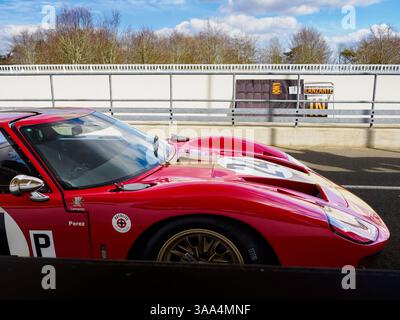 Une voiture de course Ford GT40 rouge 1966, 82 Member Meeting Testing, Goodwood Motor circuit, West Sussex UK Banque D'Images