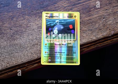 Vittsjö, Skåne, Suède. Mars 27 2025. Cartes Pokémon. Magnemite. Banque D'Images