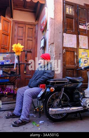 01 Jan 2025, Marrakech, Maroc - Un stand local dans un souk à Marrakech assis et attendant des clients Banque D'Images