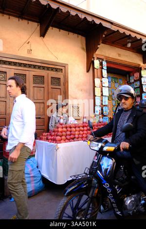 01 Jan 2025 - Marrakech, Maroc - Un stand local dans un souk à Marrakech assis et attendant des clients Banque D'Images