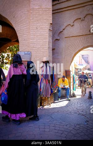 01 Jan 2025 - Marrakech, Maroc - Un stand local dans un souk à Marrakech assis et attendant des clients Banque D'Images