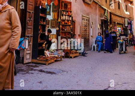 01 Jan 2025 - Marrakech, Maroc - Un stand local dans un souk à Marrakech assis et attendant des clients Banque D'Images