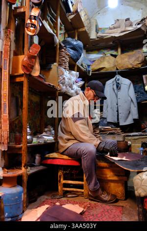 01 Jan 2025 - Marrakech, Maroc - Un stand local dans un souk à Marrakech assis et attendant des clients Banque D'Images