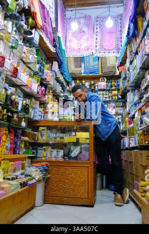 01 Jan 2025 - Marrakech, Maroc - Un stand local dans un souk à Marrakech assis et attendant des clients Banque D'Images