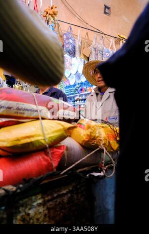 01 Jan 2025 - Marrakech, Maroc - Un stand local dans un souk à Marrakech assis et attendant des clients Banque D'Images