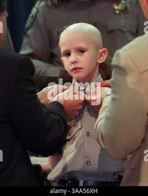Austin Creech, 5 ans, diagnostiqué avec un cancer du cerveau terminal a toujours dit que quand il grandit, il veut être policier. La California Highway Patrol a honoré son souhait aujourd’hui, vendredi 9 mars 2001, lors d’une cérémonie spéciale de remise des diplômes à laquelle ont assisté des officiers et des cadets à l’académie CHP à West Sacramento. Austin a reçu son badge d'officier junior, les barres du capitaine (un pour chaque revers de son uniforme sur mesure) et d'autres momentos en l'honneur de son inspiration pour le CHP. Il a également eu droit à un tour dans un croiseur de police et à un vol dans un avion CHP. Sacramento Bee/Jay Mather The Sacramento Bee/ZU Banque D'Images