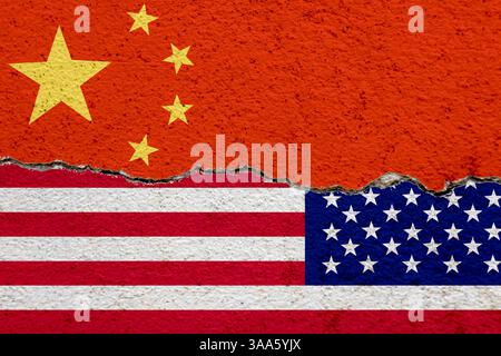 Drapeaux USA et Chine sur fond de béton fissuré, guerre commerciale USA et Chine, relations commerciales USA et Chine, symboles de guerre commerciale, barrières tarifaires entre Banque D'Images