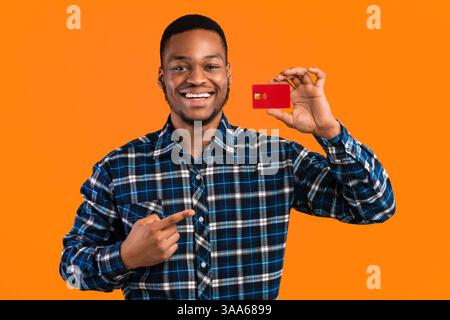 Black Guy Holding carte de visite vierge debout sur fond jaune Banque D'Images