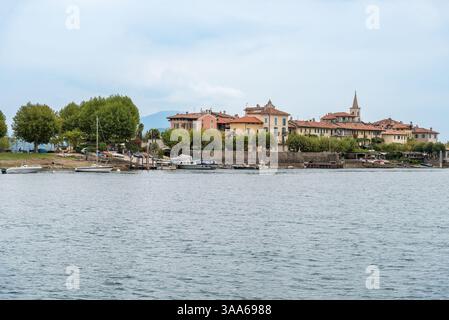 Stresa, Piémont, Italie - 6 septembre 2022 : vue de l'Isola dei Pescatori (île des pêcheurs) sur le lac majeur, dans le cadre de la tournée des îles Borromées. Banque D'Images
