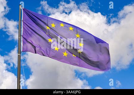 Coblence, Allemagne - 2 avril 2022 : drapeau de l'Europe isolé contre un ciel bleu avec des nuages blancs. Banque D'Images