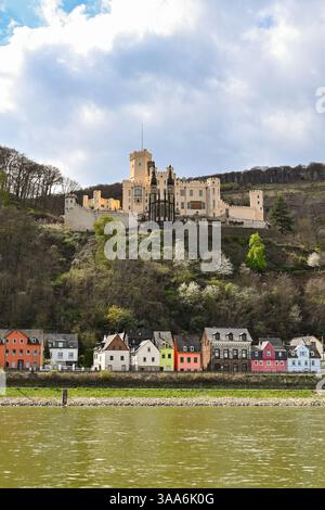 Coblence, Allemagne - 9 avril 2022 : vue panoramique sur le château de Stolzenfels près de Coblence Banque D'Images