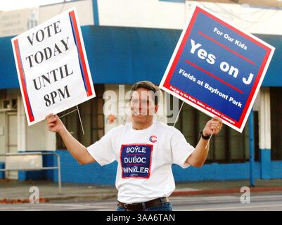 07 nov. 2006 ; Menlo Park, CA, États-Unis ; le candidat au conseil municipal de Menlo Park John Boyle rappelle aux électeurs de voter et encourage un vote oui à la mesure J le jour du scrutin mardi 7 novembre 2006, à Menlo Park, en Californie. Crédit obligatoire : photo de Ron Lewis/San Mateo County Times/ZUMA Press. (©) Copyright 2006 par San Mateo County Times Banque D'Images