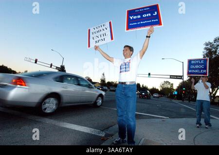 07 nov. 2006 ; Menlo Park, CA, États-Unis ; le candidat au conseil municipal de Menlo Park JOHN BOYLE rappelle aux électeurs de voter et encourage un vote oui à la mesure J le jour du scrutin mardi 7 novembre 2006, à Menlo Park, en Californie. Crédit obligatoire : photo de Ron Lewis/San Mateo County Times/ZUMA Press. (©) Copyright 2006 par San Mateo County Times Banque D'Images