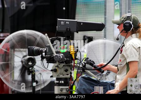 Avril 07, 2007 - Kuala Lumpur, Malaisie - une camerawoman FOM. Championnat du monde de formule 1, Rd 2, Grand Prix de Malaisie, Journée de qualification, Sepang, Malaisie, samedi 7 avril 2007. IMAGE NUMÉRIQUE (crédit image : © Sutton Motorsports/ZUMA Press) RESTRICTIONS : DROITS en Amérique du Nord et du Sud SEULEMENT ! Banque D'Images