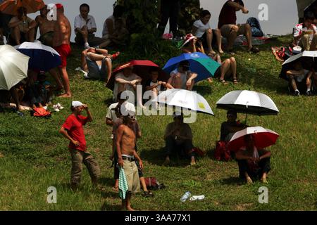 07 avril 2007 - Kuala Lumpur, Malaisie - fans. Championnat du monde de formule 1, Rd 2, Grand Prix de Malaisie, Journée de qualification, Sepang, Malaisie, samedi 7 avril 2007. IMAGE NUMÉRIQUE (crédit image : © Sutton Motorsports/ZUMA Press) RESTRICTIONS : DROITS en Amérique du Nord et du Sud SEULEMENT ! Banque D'Images