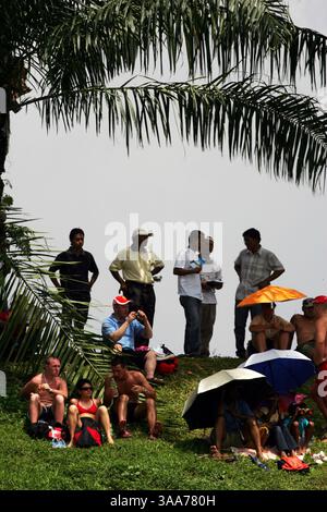 07 avril 2007 - Kuala Lumpur, Malaisie - fans. Championnat du monde de formule 1, Rd 2, Grand Prix de Malaisie, Journée de qualification, Sepang, Malaisie, samedi 7 avril 2007. IMAGE NUMÉRIQUE (crédit image : © Sutton Motorsports/ZUMA Press) RESTRICTIONS : DROITS en Amérique du Nord et du Sud SEULEMENT ! Banque D'Images