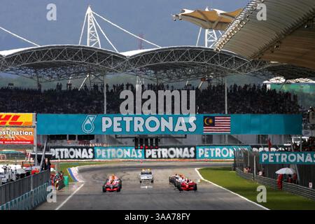 Avril 08, 2007 - Sepang, Kuala Lumpur, Malaisie - le début de la course. Championnat du monde de formule 1, route 2, Grand Prix de Malaisie, course, Sepang, Malaisie, dimanche 8 avril 2007. (Crédit image : © Sutton Motorsports/ZUMA Press) RESTRICTIONS : DROITS en Amérique du Nord et du Sud SEULEMENT ! Banque D'Images
