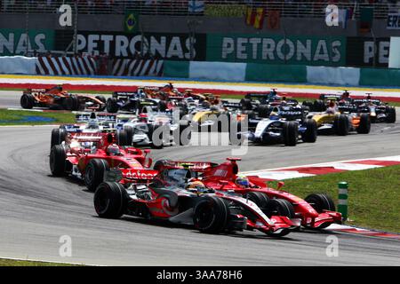 08 avril 2007 - Sepang, Kuala Lumpur, Malaisie - Lewis Hamilton (GBR) McLaren Mercedes MP4/22 dépasse Felipe Massa (BRA) Ferrari F2007 au départ de la course. Championnat du monde de formule 1, route 2, Grand Prix de Malaisie, course, Sepang, Malaisie, dimanche 8 avril 2007. (Crédit image : © Sutton Motorsports/ZUMA Press) RESTRICTIONS : DROITS en Amérique du Nord et du Sud SEULEMENT ! Banque D'Images