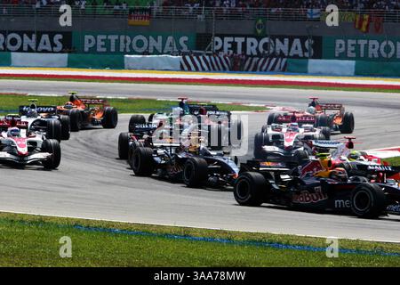 Avril 08, 2007 - Sepang, Kuala Lumpur, Malaisie - le début de la course. Championnat du monde de formule 1, route 2, Grand Prix de Malaisie, course, Sepang, Malaisie, dimanche 8 avril 2007. (Crédit image : © Sutton Motorsports/ZUMA Press) RESTRICTIONS : DROITS en Amérique du Nord et du Sud SEULEMENT ! Banque D'Images