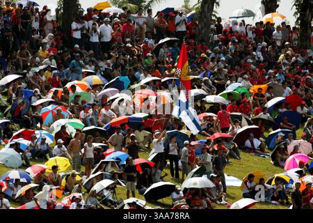 Avril 08, 2007 - Sepang, Kuala Lumpur, Malaisie - fans. Championnat du monde de formule 1, route 2, Grand Prix de Malaisie, course, Sepang, Malaisie, dimanche 8 avril 2007. (Crédit image : © Sutton Motorsports/ZUMA Press) RESTRICTIONS : DROITS en Amérique du Nord et du Sud SEULEMENT ! Banque D'Images