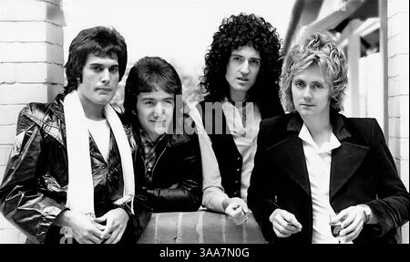 Queen. Plan promotionnel du groupe de rock britannique, v. 1977. De gauche à droite : Freddie Mercury, John Deacon, Brian May et Roger Taylor Banque D'Images