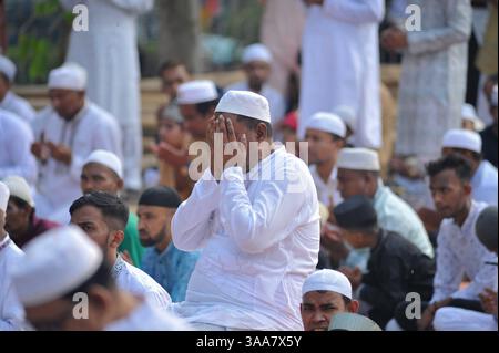 Chittagong, Bangladesh. 31 mars 2025. Un musulman priant Eid-ul-Fitr à la mosquée Jamiatul Falah, qui est l'une des célébrations islamiques les plus attendues, marquant la fin du Ramadan avec des prières festives, des rassemblements et des festivités. Le 31 mars 2025 à Chittagong, Bangladesh. (Photo de MD Rafayat Haque Khan/ crédit : Eyepix Group/Alamy Live News Banque D'Images