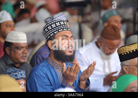 Chittagong, Bangladesh. 31 mars 2025. Un musulman priant Eid-ul-Fitr à la mosquée Jamiatul Falah, qui est l'une des célébrations islamiques les plus attendues, marquant la fin du Ramadan avec des prières festives, des rassemblements et des festivités. Le 31 mars 2025 à Chittagong, Bangladesh. (Photo de MD Rafayat Haque Khan/ crédit : Eyepix Group/Alamy Live News Banque D'Images