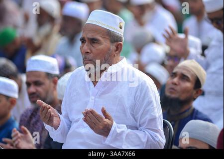 Chittagong, Bangladesh. 31 mars 2025. Un musulman priant Eid-ul-Fitr à la mosquée Jamiatul Falah, qui est l'une des célébrations islamiques les plus attendues, marquant la fin du Ramadan avec des prières festives, des rassemblements et des festivités. Le 31 mars 2025 à Chittagong, Bangladesh. (Photo de MD Rafayat Haque Khan/ crédit : Eyepix Group/Alamy Live News Banque D'Images