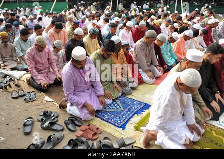 Chittagong, Bangladesh. 31 mars 2025. Les musulmans prient Eid-ul-Fitr en congrégation à la mosquée Jamiatul Falah, qui est l’une des célébrations islamiques les plus attendues, marquant la fin du Ramadan avec des prières festives, des rassemblements et des festivités. Le 31 mars 2025 à Chittagong, Bangladesh. (Photo de MD Rafayat Haque Khan/ crédit : Eyepix Group/Alamy Live News Banque D'Images