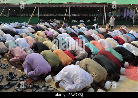 Chittagong, Bangladesh. 31 mars 2025. Les musulmans prient Eid-ul-Fitr en congrégation à la mosquée Jamiatul Falah, qui est l’une des célébrations islamiques les plus attendues, marquant la fin du Ramadan avec des prières festives, des rassemblements et des festivités. Le 31 mars 2025 à Chittagong, Bangladesh. (Photo de MD Rafayat Haque Khan/ crédit : Eyepix Group/Alamy Live News Banque D'Images