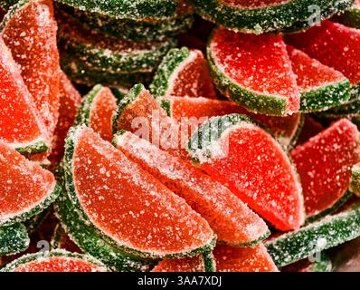 Pastèque en forme de tranches de gelée bonbons sucrés enrobés de sucre dessert Macro photographie délicieuse friandise pour les enfants et les adultes Party Snack Food confiserie vibrante Banque D'Images