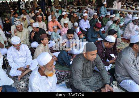 Chittagong, Bangladesh. 31 mars 2025. Les musulmans prient Eid-ul-Fitr en congrégation à la mosquée Jamiatul Falah, qui est l’une des célébrations islamiques les plus attendues, marquant la fin du Ramadan avec des prières festives, des rassemblements et des festivités. Le 31 mars 2025 à Chittagong, Bangladesh. (Crédit image : © MD Rafayat Haque Khan/eyepix via ZUMA Press Wire) USAGE ÉDITORIAL SEULEMENT ! Non destiné à UN USAGE commercial ! Crédit : ZUMA Press, Inc/Alamy Live News Banque D'Images