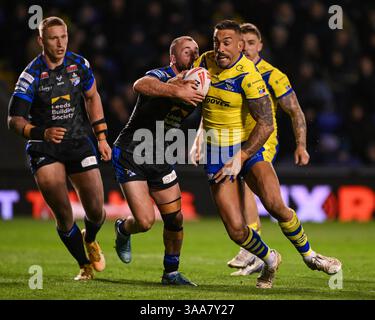 WARRINGTON, ANGLETERRE - 28 MARS 2025 : Paul Vaughan de Warrington Wolves est affronté par Jarrod O’Connor de Leeds Rhinos lors de la Betfred Super League Banque D'Images