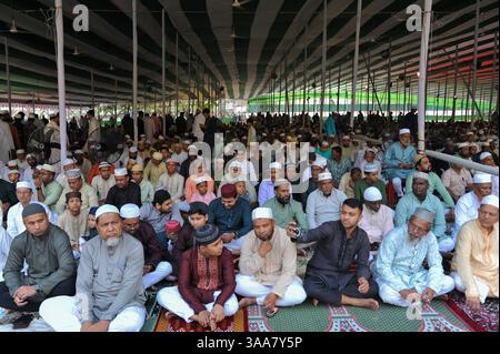 Chittagong, Bangladesh. 31 mars 2025. Les musulmans prient Eid-ul-Fitr en congrégation à la mosquée Jamiatul Falah, qui est l’une des célébrations islamiques les plus attendues, marquant la fin du Ramadan avec des prières festives, des rassemblements et des festivités. Le 31 mars 2025 à Chittagong, Bangladesh. (Crédit image : © MD Rafayat Haque Khan/eyepix via ZUMA Press Wire) USAGE ÉDITORIAL SEULEMENT ! Non destiné à UN USAGE commercial ! Crédit : ZUMA Press, Inc/Alamy Live News Banque D'Images
