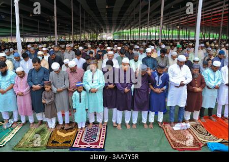 Chittagong, Bangladesh. 31 mars 2025. Les musulmans prient Eid-ul-Fitr en congrégation à la mosquée Jamiatul Falah, qui est l’une des célébrations islamiques les plus attendues, marquant la fin du Ramadan avec des prières festives, des rassemblements et des festivités. Le 31 mars 2025 à Chittagong, Bangladesh. (Crédit image : © MD Rafayat Haque Khan/eyepix via ZUMA Press Wire) USAGE ÉDITORIAL SEULEMENT ! Non destiné à UN USAGE commercial ! Crédit : ZUMA Press, Inc/Alamy Live News Banque D'Images