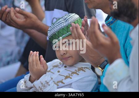 Chittagong, Bangladesh. 31 mars 2025. Un enfant musulman priant Eid-ul-Fitr à la mosquée Jamiatul Falah, qui est l'une des célébrations islamiques les plus attendues, marquant la fin du Ramadan avec des prières festives, des rassemblements et des festivités. Le 31 mars 2025 à Chittagong, Bangladesh. (Crédit image : © MD Rafayat Haque Khan/eyepix via ZUMA Press Wire) USAGE ÉDITORIAL SEULEMENT ! Non destiné à UN USAGE commercial ! Crédit : ZUMA Press, Inc/Alamy Live News Banque D'Images