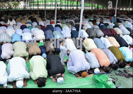 Chittagong, Bangladesh. 31 mars 2025. Les musulmans prient Eid-ul-Fitr en congrégation à la mosquée Jamiatul Falah, qui est l’une des célébrations islamiques les plus attendues, marquant la fin du Ramadan avec des prières festives, des rassemblements et des festivités. Le 31 mars 2025 à Chittagong, Bangladesh. (Crédit image : © MD Rafayat Haque Khan/eyepix via ZUMA Press Wire) USAGE ÉDITORIAL SEULEMENT ! Non destiné à UN USAGE commercial ! Crédit : ZUMA Press, Inc/Alamy Live News Banque D'Images