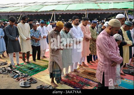 Chittagong, Bangladesh. 31 mars 2025. Les musulmans prient Eid-ul-Fitr en congrégation à la mosquée Jamiatul Falah, qui est l’une des célébrations islamiques les plus attendues, marquant la fin du Ramadan avec des prières festives, des rassemblements et des festivités. Le 31 mars 2025 à Chittagong, Bangladesh. (Crédit image : © MD Rafayat Haque Khan/eyepix via ZUMA Press Wire) USAGE ÉDITORIAL SEULEMENT ! Non destiné à UN USAGE commercial ! Crédit : ZUMA Press, Inc/Alamy Live News Banque D'Images