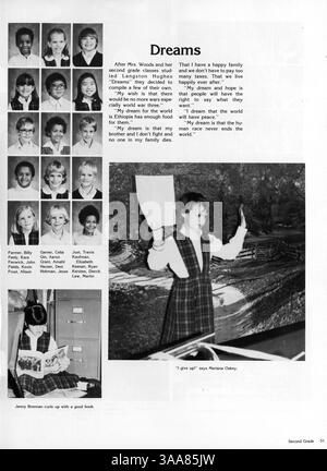 L'annuaire 1985 de Breck Mustang enregistre les activités des étudiants, les profils des enseignants, les événements sportifs et d'autres moments importants à l'école secondaire Breck au cours de l'année académique 1984-1985. Banque D'Images