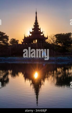 Magnifique et beau coucher de soleil par les douves du Mandalay Palace au Myanmar Banque D'Images