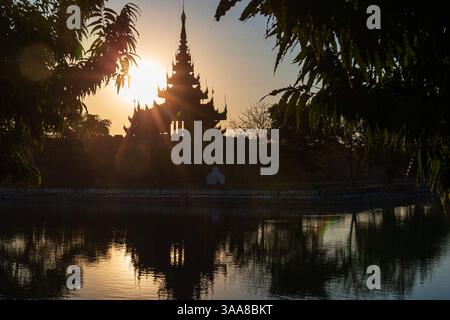 Magnifique et beau coucher de soleil par les douves du Mandalay Palace au Myanmar coucher de soleil incroyable par les douves du Mandalay Palace au Myanmar Mandalay Myan Banque D'Images